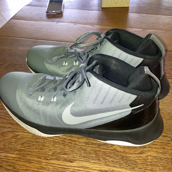 Nike Men’ Basketball Shoe - Picture 3 of 7